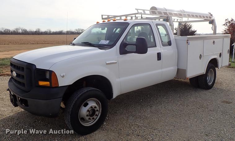 image for item DG2886 2006 Ford F350 Super Duty SuperCab utility bed pickup truck