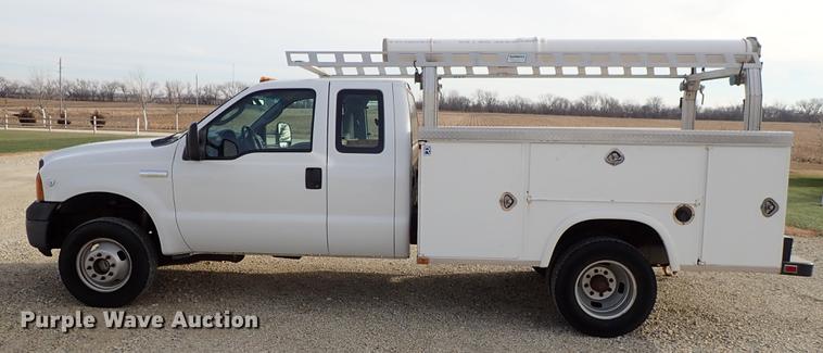 image for item DG2886 2006 Ford F350 Super Duty SuperCab utility bed pickup truck