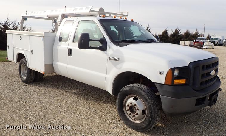 image for item DG2886 2006 Ford F350 Super Duty SuperCab utility bed pickup truck