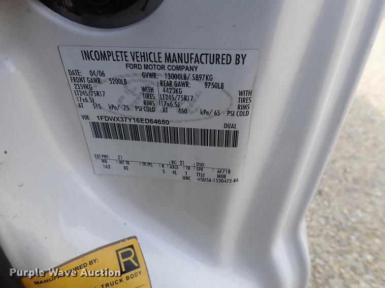 image for item DG2886 2006 Ford F350 Super Duty SuperCab utility bed pickup truck