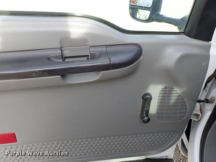image for item DG2886 2006 Ford F350 Super Duty SuperCab utility bed pickup truck