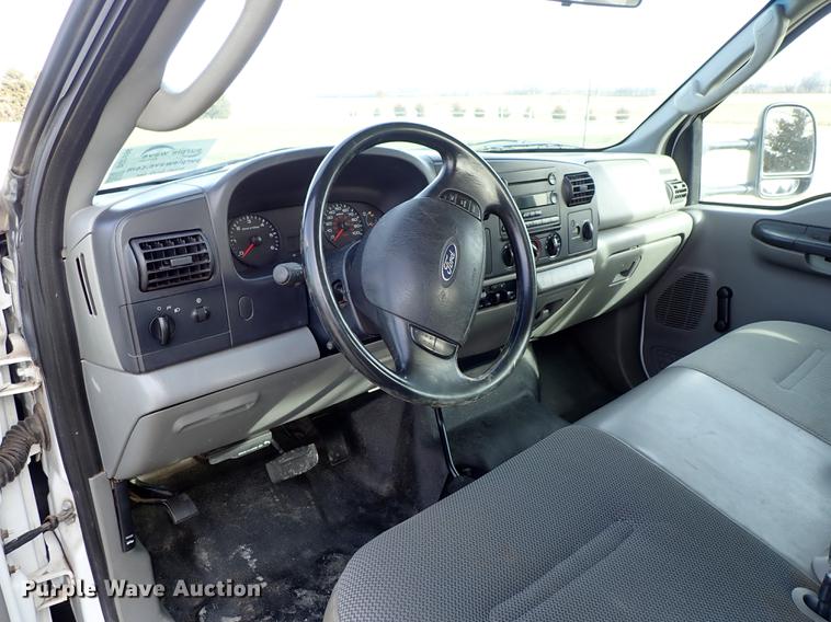 image for item DG2886 2006 Ford F350 Super Duty SuperCab utility bed pickup truck