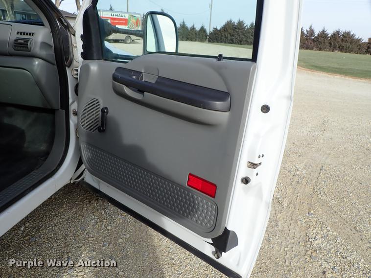 image for item DG2886 2006 Ford F350 Super Duty SuperCab utility bed pickup truck