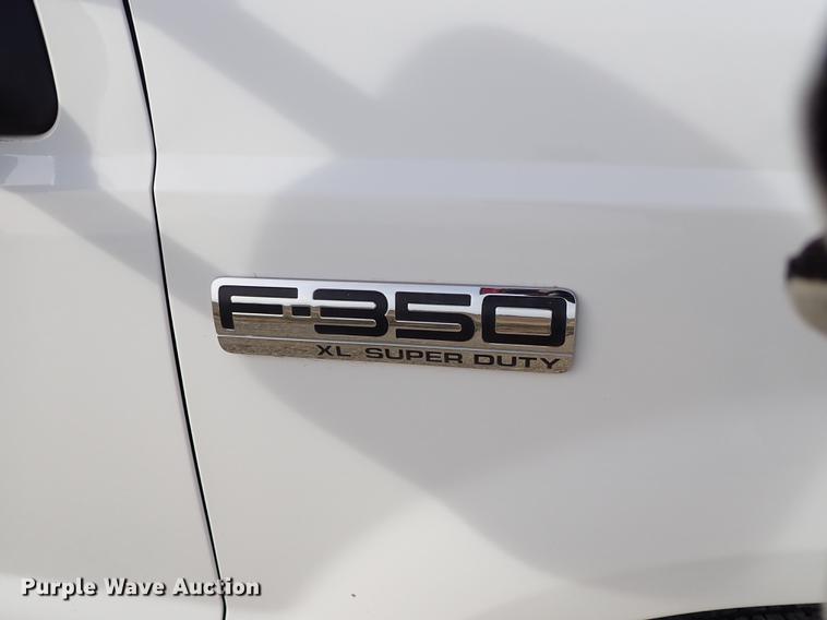 image for item DG2886 2006 Ford F350 Super Duty SuperCab utility bed pickup truck