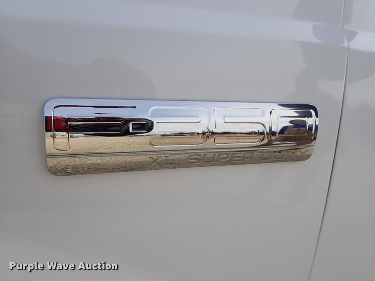 image for item DG2886 2006 Ford F350 Super Duty SuperCab utility bed pickup truck