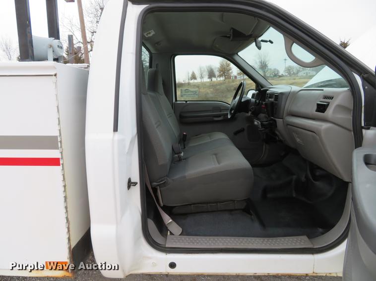 image for item DG3760 2000 Ford F250 Super Duty XL utility bed pickup truck