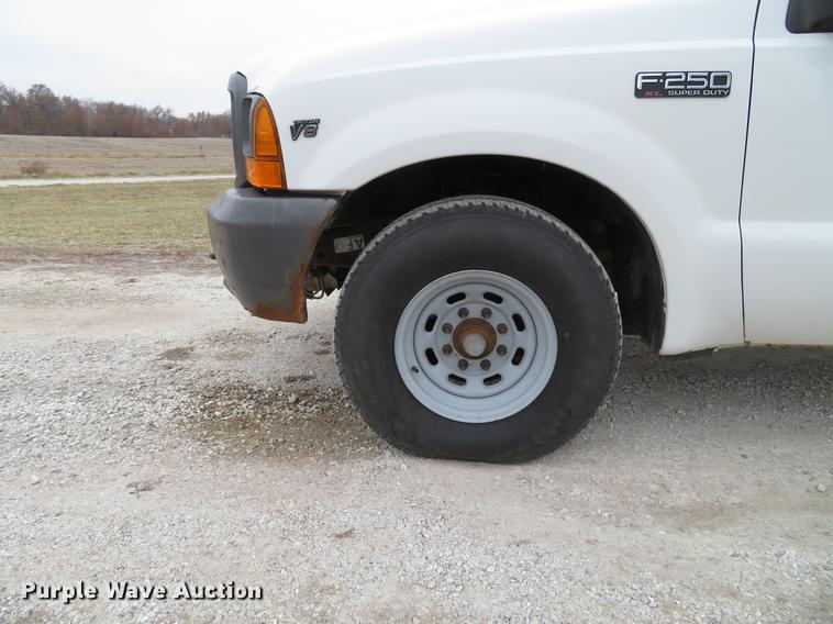 image for item DG3760 2000 Ford F250 Super Duty XL utility bed pickup truck