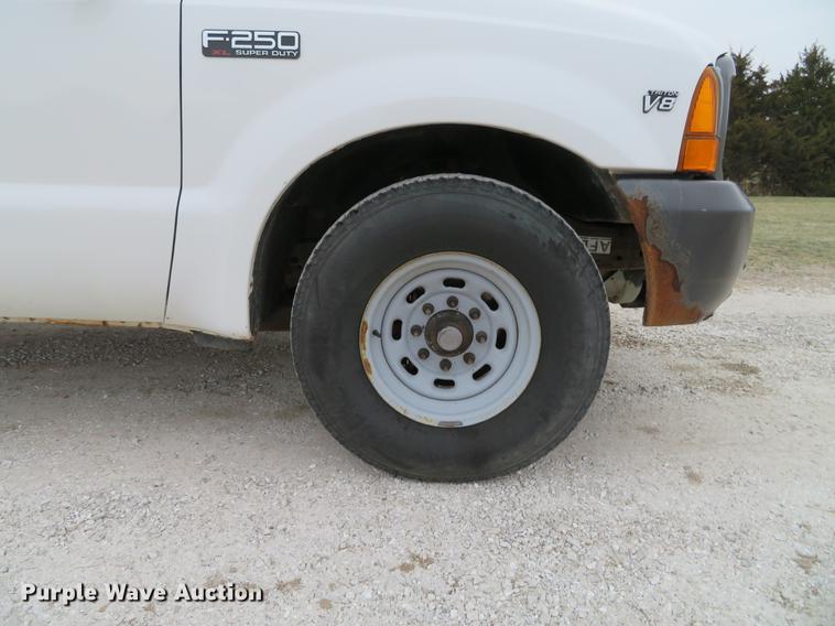 image for item DG3760 2000 Ford F250 Super Duty XL utility bed pickup truck