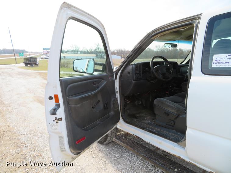 image for item DG3762 2005 Chevrolet Silverado 2500HD Ext. Cab pickup truck