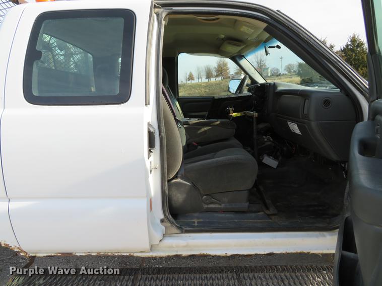 image for item DG3762 2005 Chevrolet Silverado 2500HD Ext. Cab pickup truck