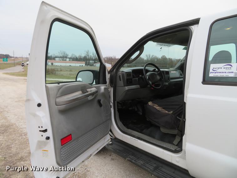 image for item DG3763 2004 Ford F350 Super Duty XL Crew Cab pickup truck