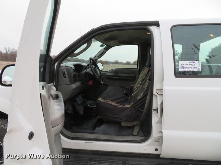 image for item DG3763 2004 Ford F350 Super Duty XL Crew Cab pickup truck