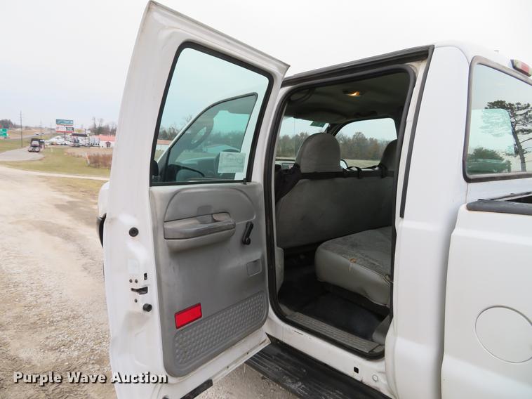 image for item DG3763 2004 Ford F350 Super Duty XL Crew Cab pickup truck