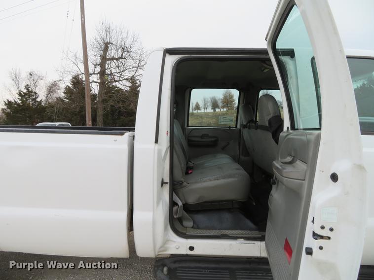 image for item DG3763 2004 Ford F350 Super Duty XL Crew Cab pickup truck