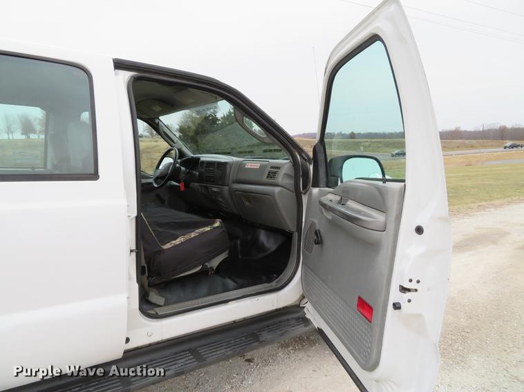 image for item DG3763 2004 Ford F350 Super Duty XL Crew Cab pickup truck