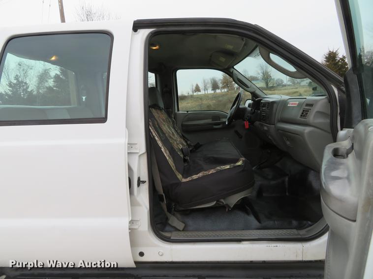 image for item DG3763 2004 Ford F350 Super Duty XL Crew Cab pickup truck