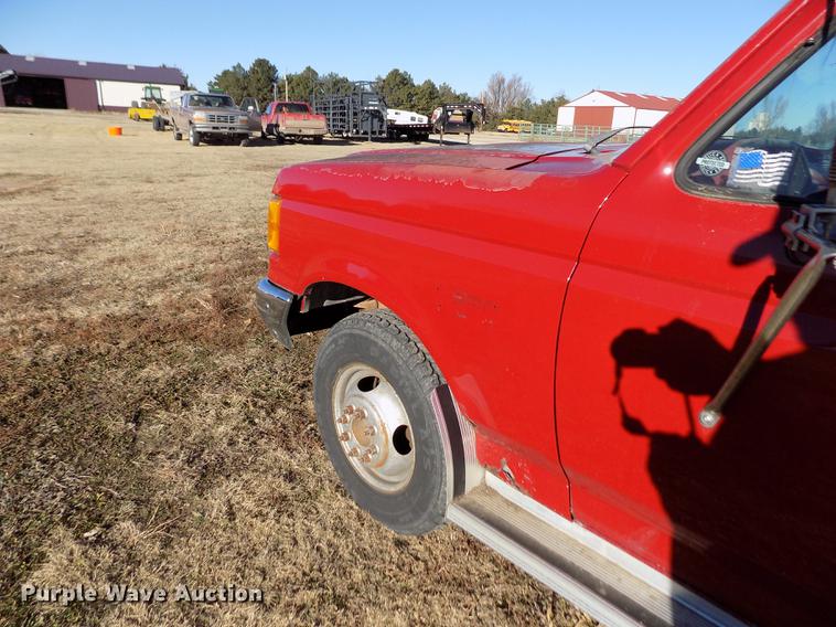 image for item DY9159 1989 Ford F350 Custom Crew Cab pickup truck