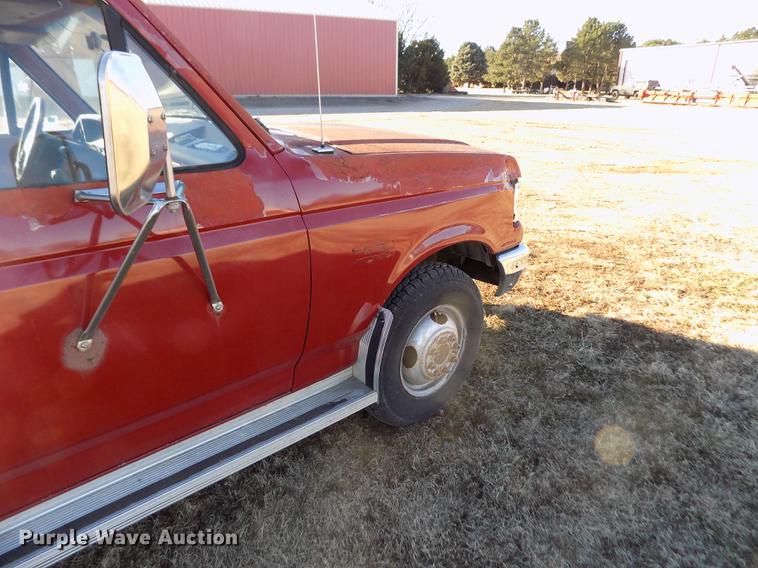 image for item DY9159 1989 Ford F350 Custom Crew Cab pickup truck