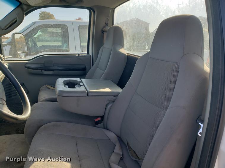 image for item EF9982 2006 Ford F450 Super Duty truck cab and chassis