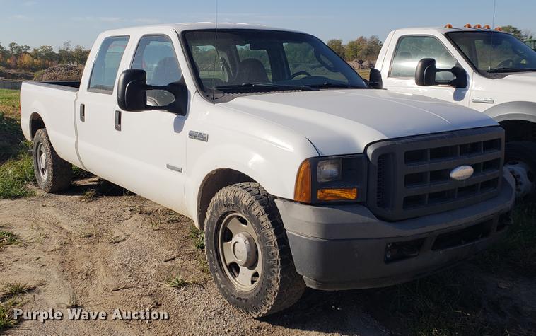 image for item EF9983 2005 Ford F350 Super Duty Crew Cab pickup truck