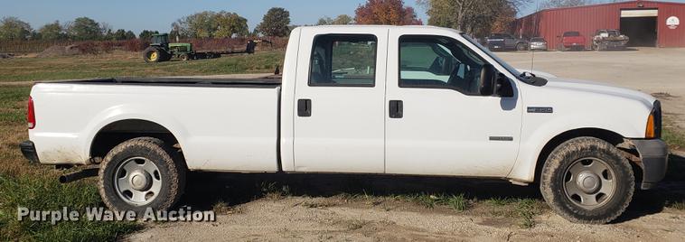 image for item EF9983 2005 Ford F350 Super Duty Crew Cab pickup truck