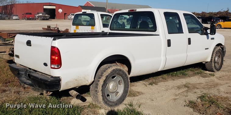 image for item EF9983 2005 Ford F350 Super Duty Crew Cab pickup truck