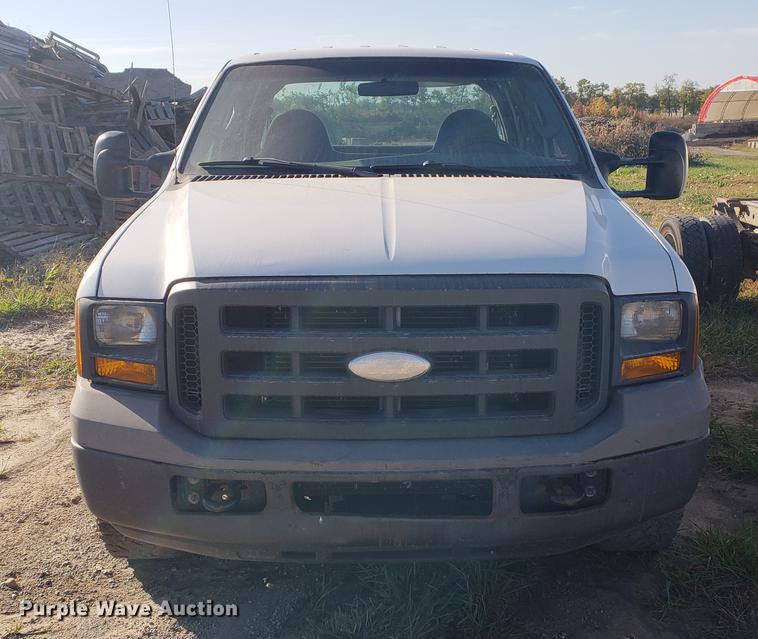 image for item EF9983 2005 Ford F350 Super Duty Crew Cab pickup truck
