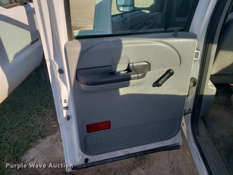 image for item EF9983 2005 Ford F350 Super Duty Crew Cab pickup truck