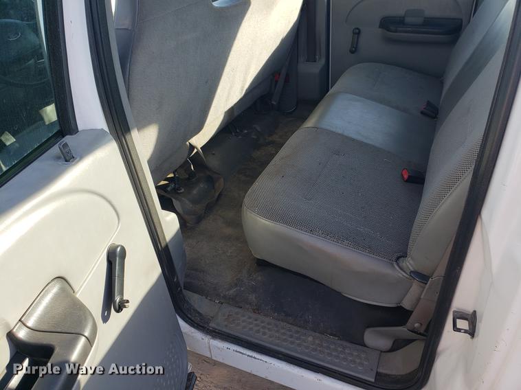 image for item EF9983 2005 Ford F350 Super Duty Crew Cab pickup truck