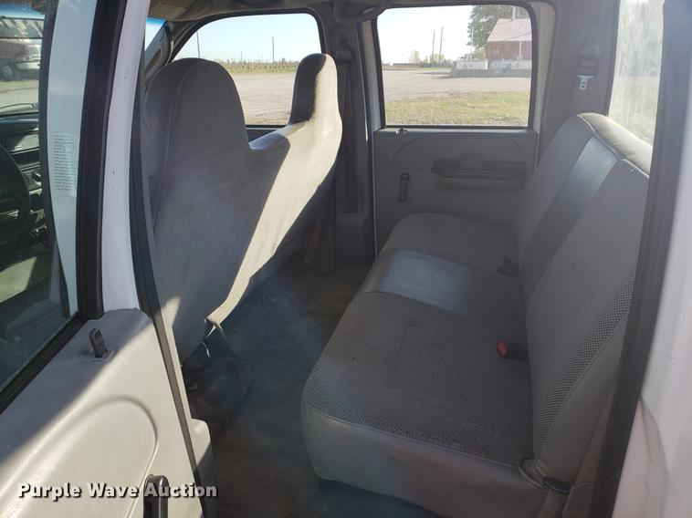 image for item EF9983 2005 Ford F350 Super Duty Crew Cab pickup truck