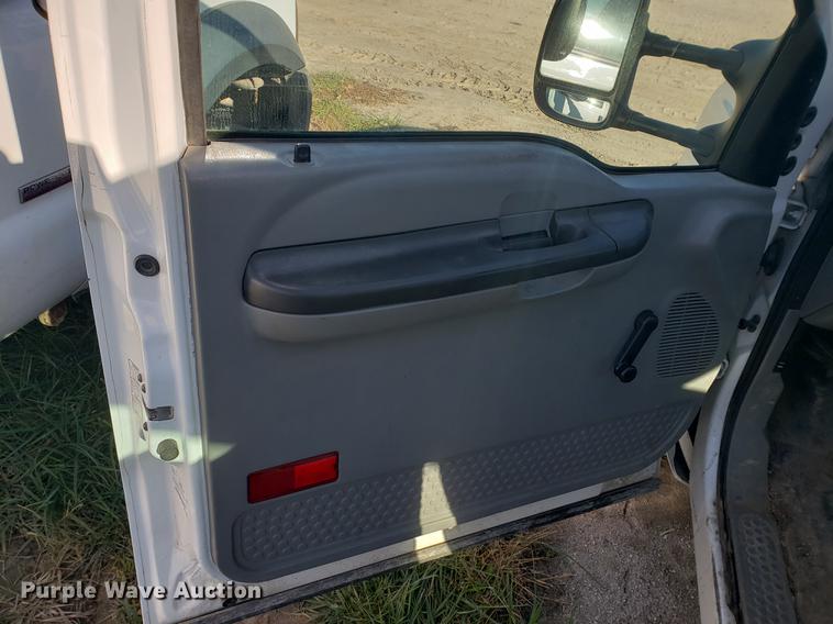 image for item EF9983 2005 Ford F350 Super Duty Crew Cab pickup truck