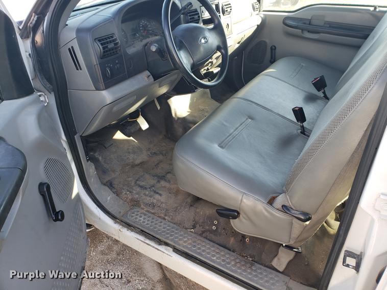 image for item EF9983 2005 Ford F350 Super Duty Crew Cab pickup truck