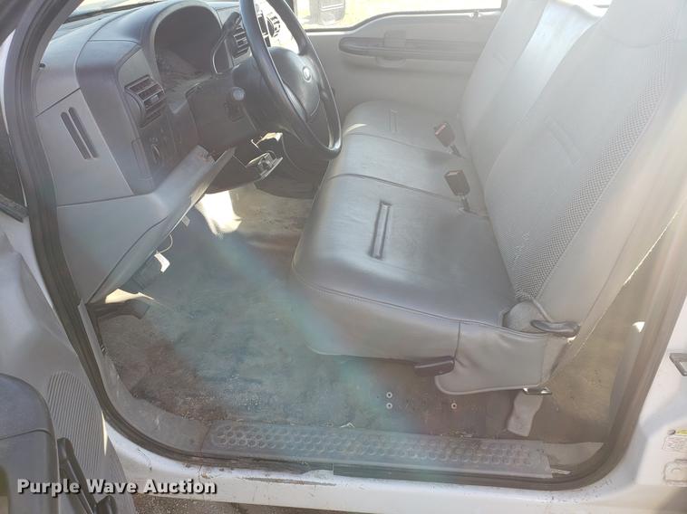 image for item EF9983 2005 Ford F350 Super Duty Crew Cab pickup truck