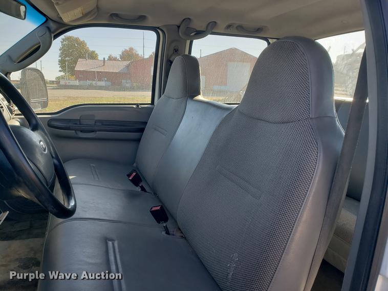 image for item EF9983 2005 Ford F350 Super Duty Crew Cab pickup truck