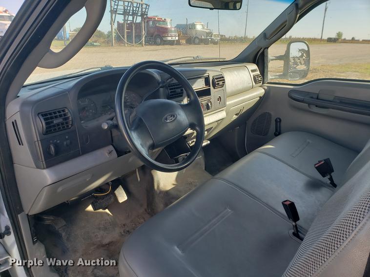 image for item EF9983 2005 Ford F350 Super Duty Crew Cab pickup truck