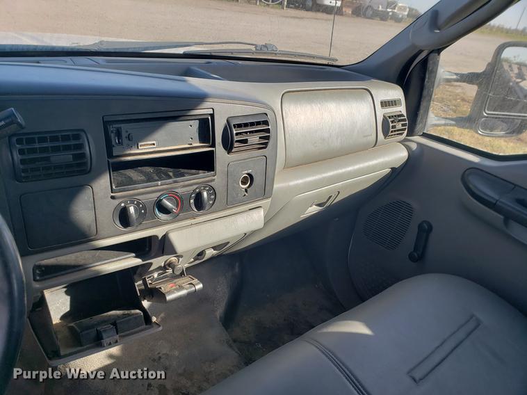 image for item EF9983 2005 Ford F350 Super Duty Crew Cab pickup truck