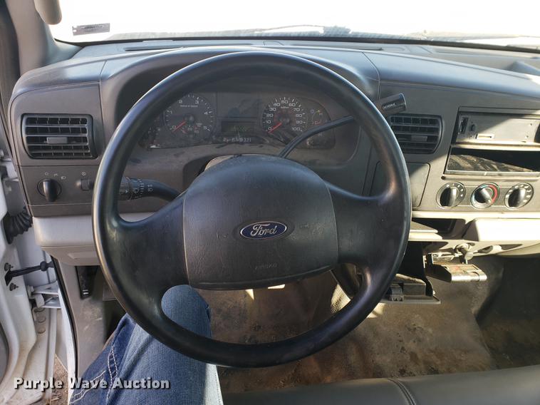 image for item EF9983 2005 Ford F350 Super Duty Crew Cab pickup truck