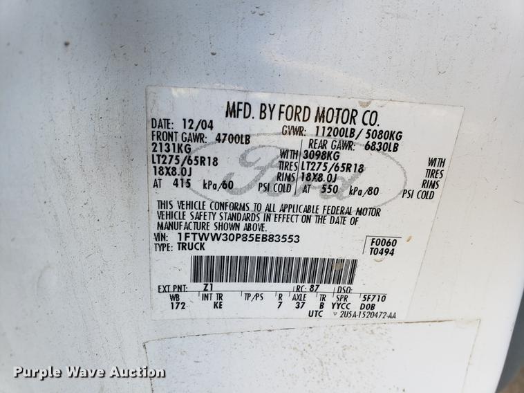 image for item EF9983 2005 Ford F350 Super Duty Crew Cab pickup truck