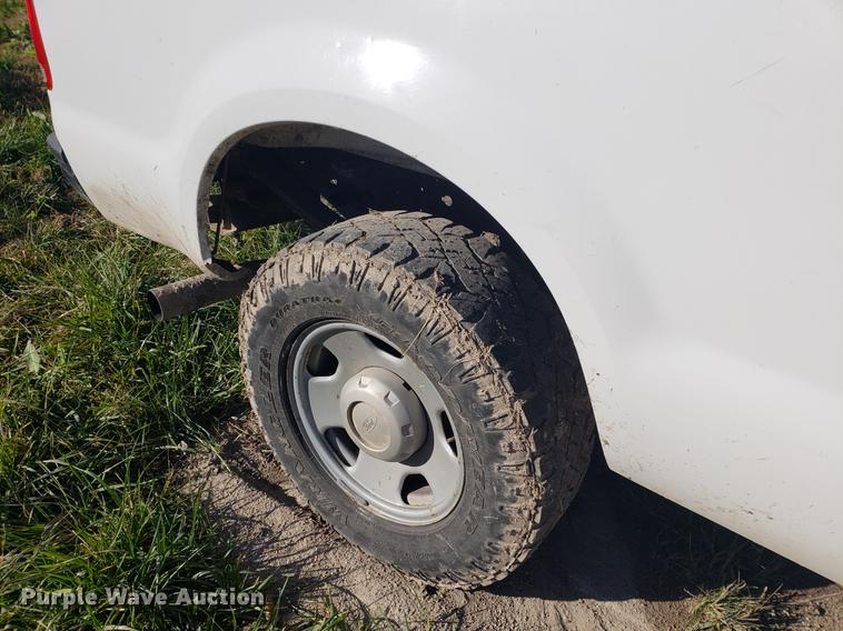 image for item EF9983 2005 Ford F350 Super Duty Crew Cab pickup truck