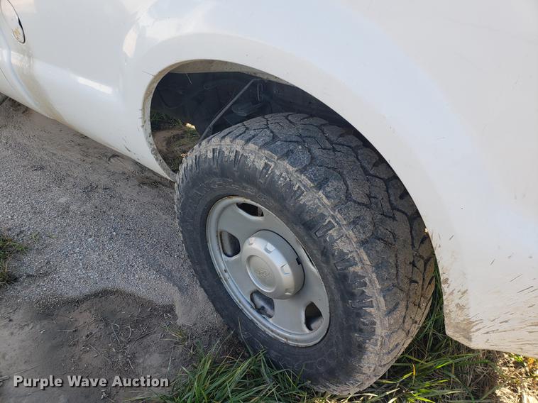 image for item EF9983 2005 Ford F350 Super Duty Crew Cab pickup truck