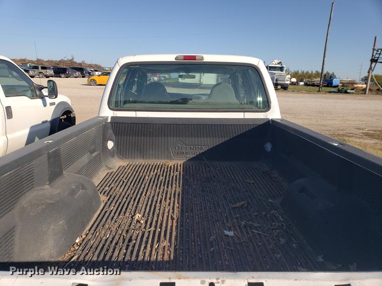 image for item EF9983 2005 Ford F350 Super Duty Crew Cab pickup truck
