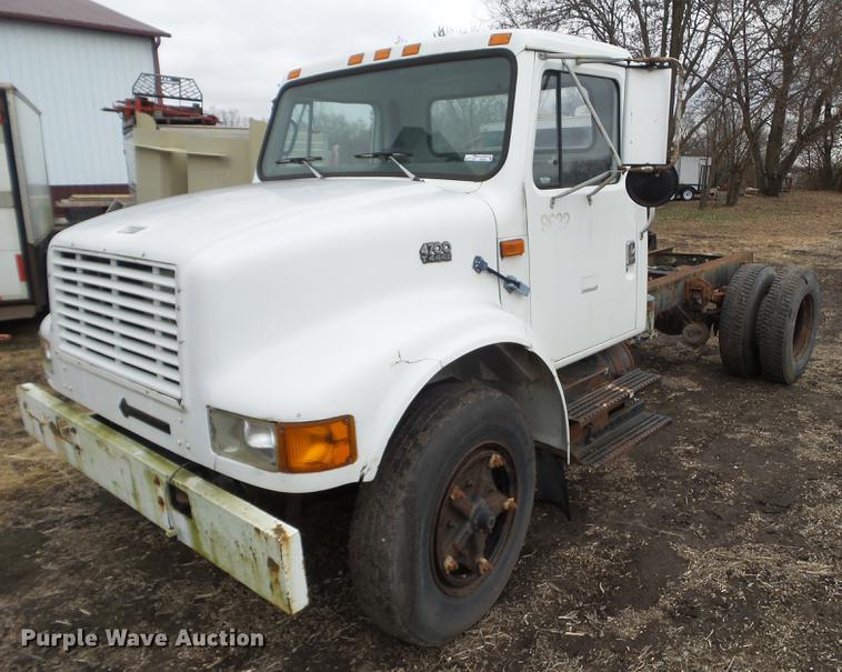 image for item EM9008 1996 International 4700 truck cab and chassis