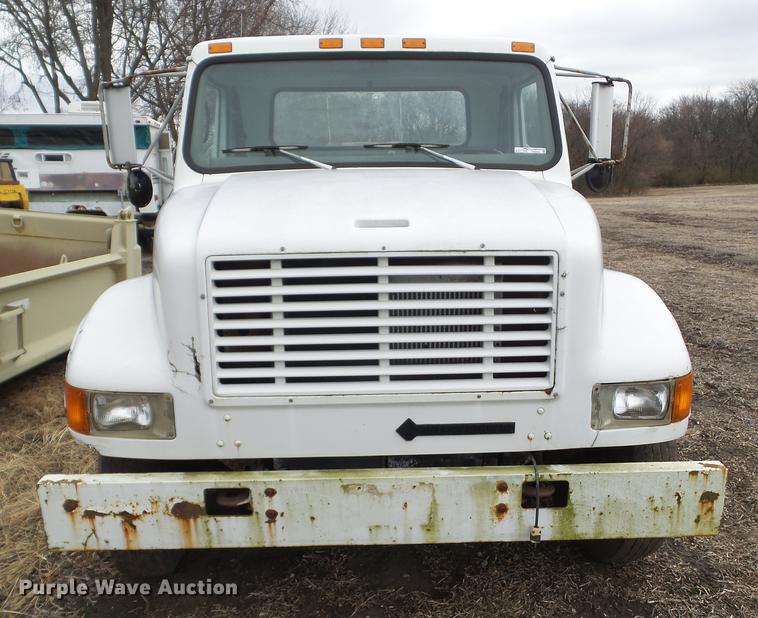 image for item EM9008 1996 International 4700 truck cab and chassis