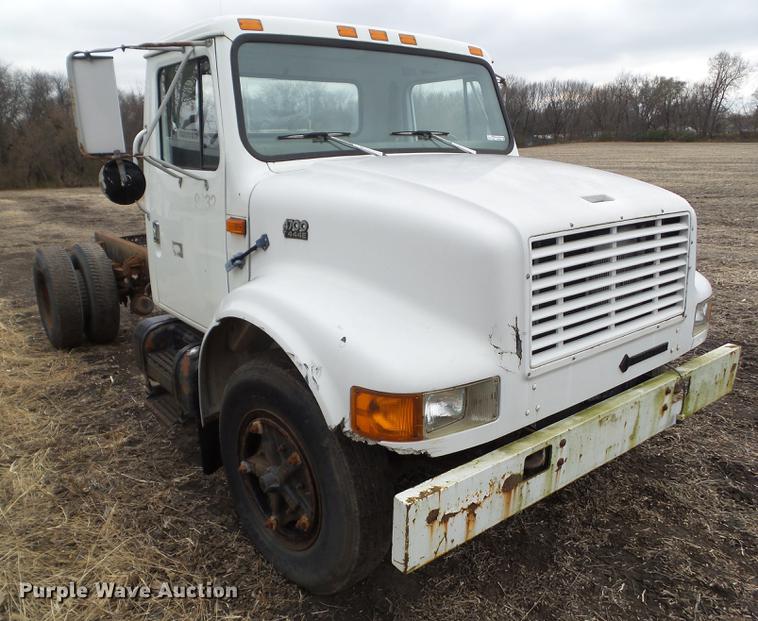 image for item EM9008 1996 International 4700 truck cab and chassis