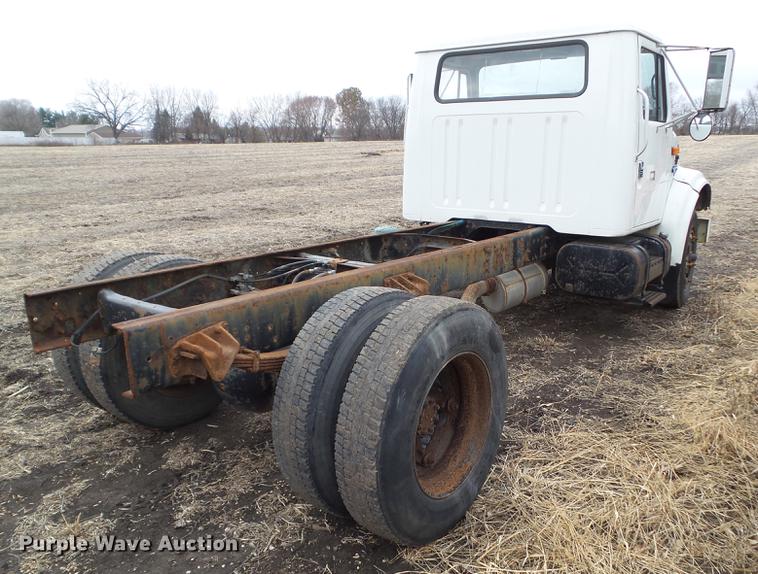 image for item EM9008 1996 International 4700 truck cab and chassis