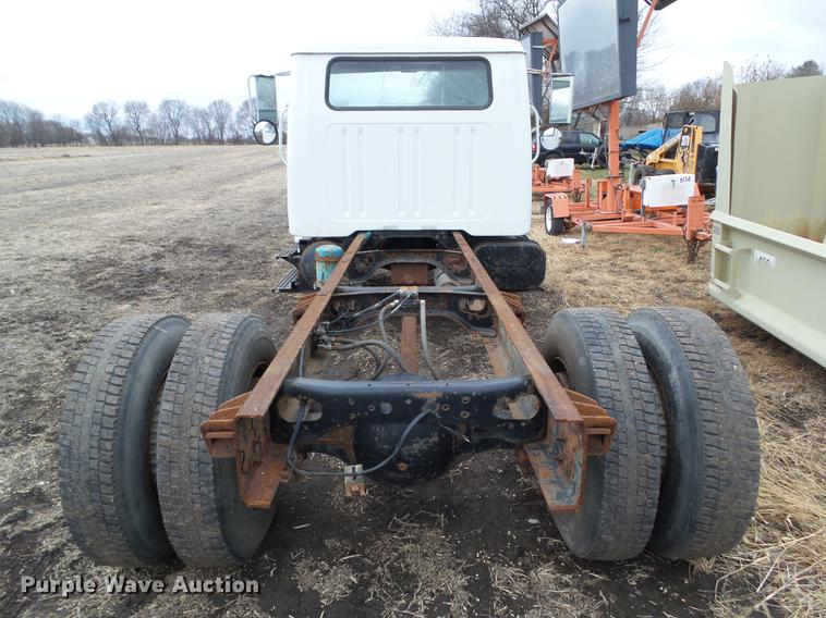 image for item EM9008 1996 International 4700 truck cab and chassis