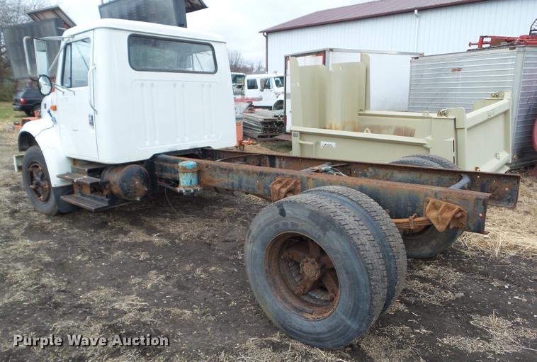 image for item EM9008 1996 International 4700 truck cab and chassis