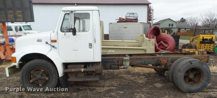 image for item EM9008 1996 International 4700 truck cab and chassis