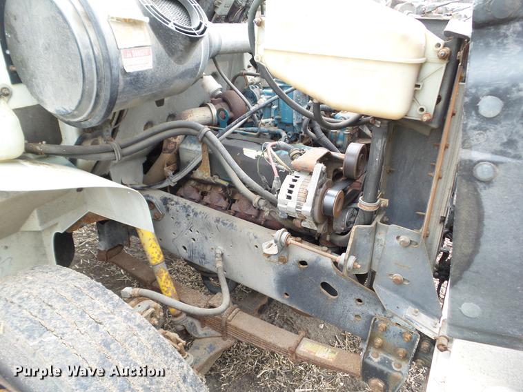 image for item EM9008 1996 International 4700 truck cab and chassis