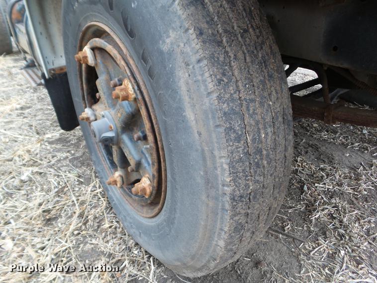 image for item EM9008 1996 International 4700 truck cab and chassis